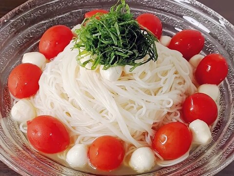 【裏ワザ】凍りトマトのひんやりカプレーゼ風そうめん